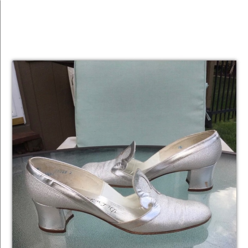 Vintage 1960s  De Liso Debs women's silver metallic leather shoes